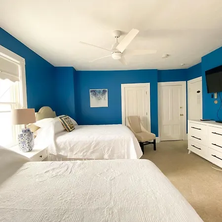 By The Sea Guests Bed & Breakfast And Suites